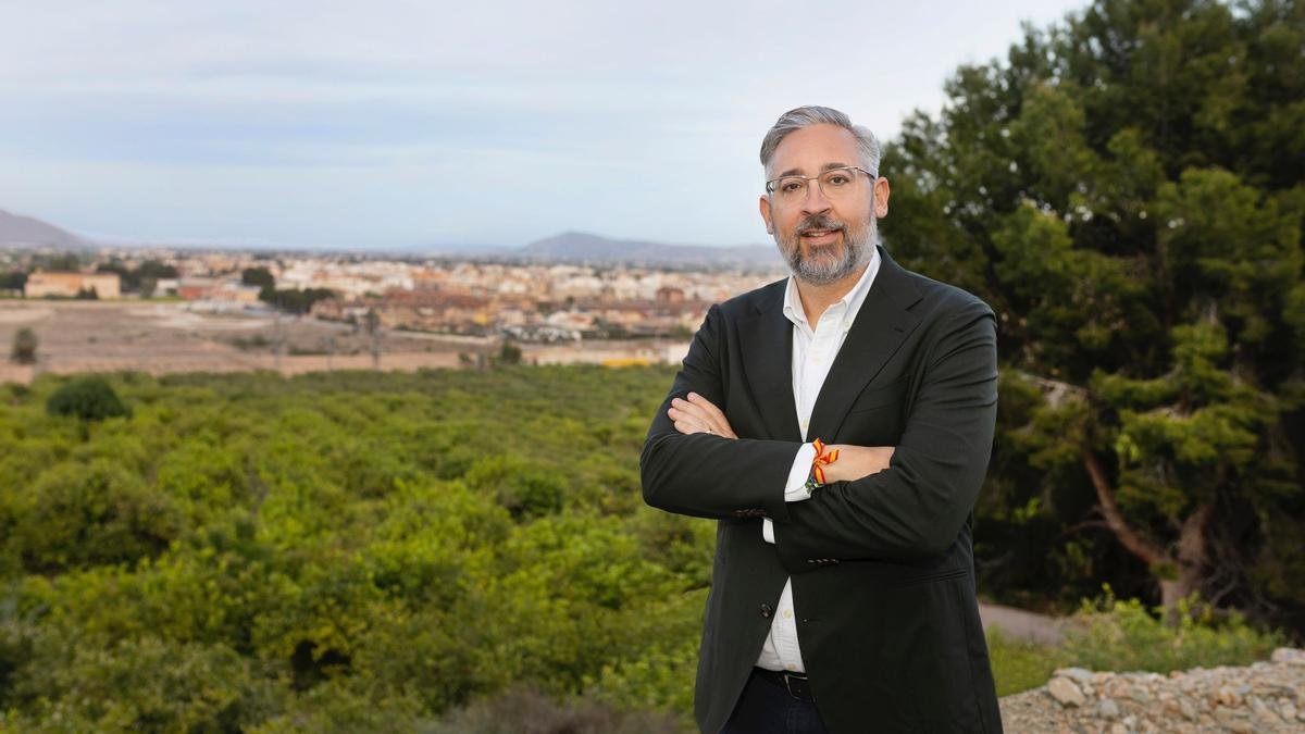 Víctor Martínez Muñoz y el equipo de gobierno del Ayuntamiento de Santomera
